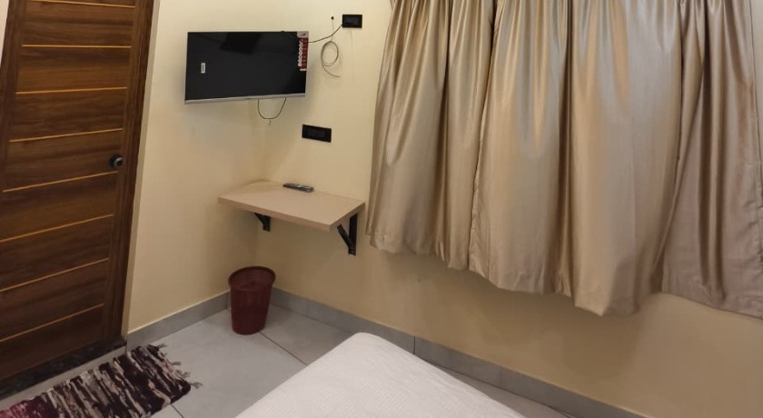 Hotel Crown Suites - 4